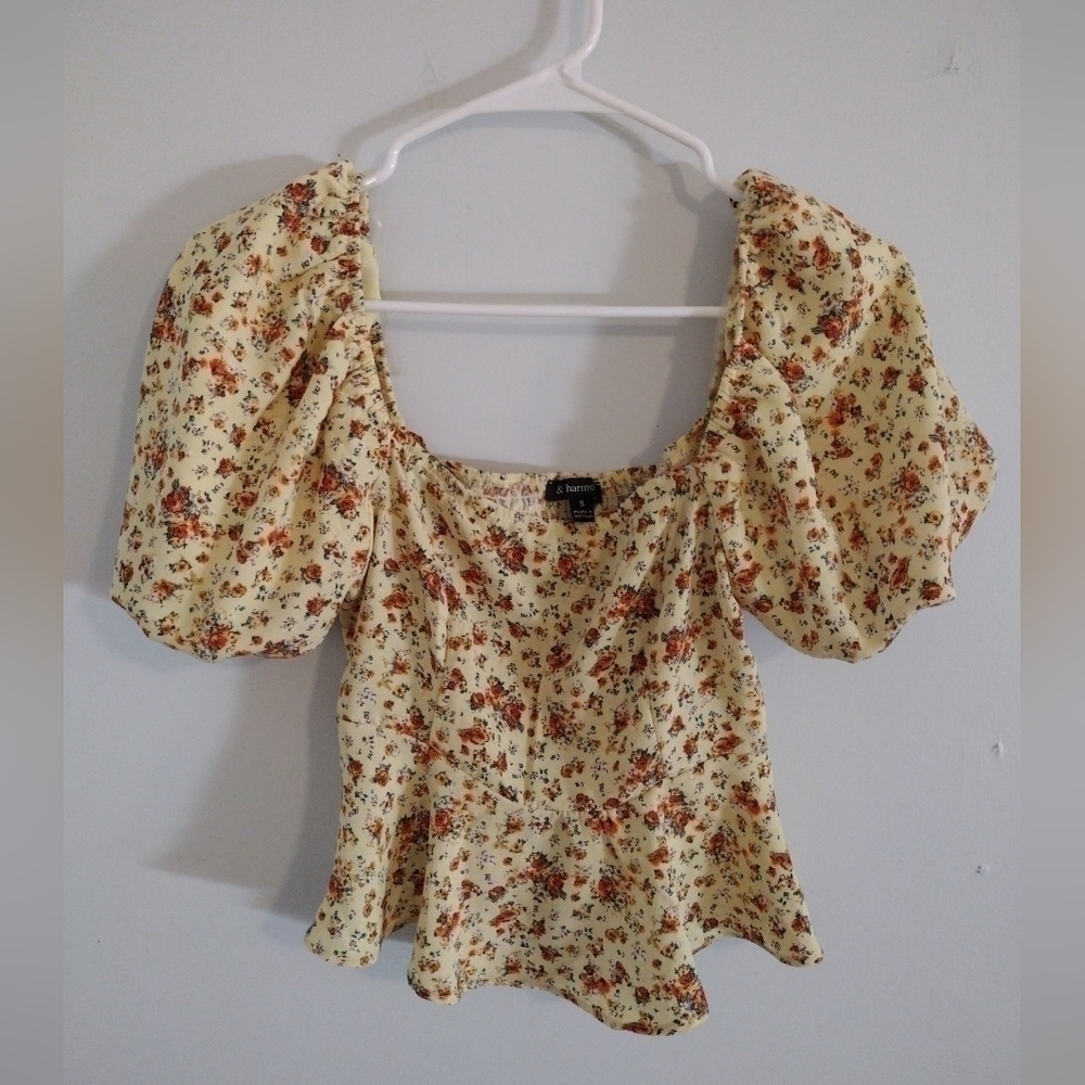 𝅺NWOT Harmony Crop Top Size Small